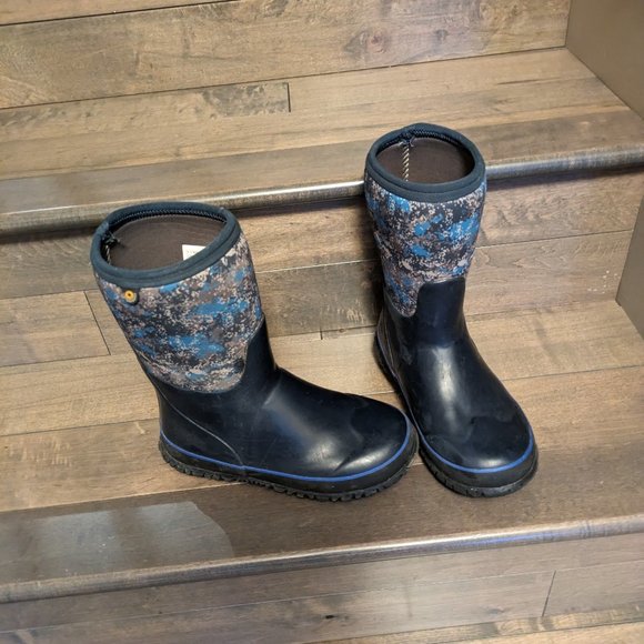 BOGS Sz 2 - Picture 1 of 1